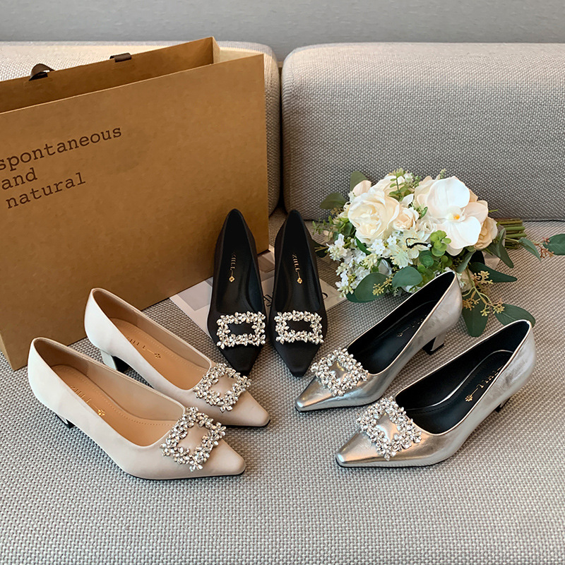 Women Formal Wear Heels - حذاء نسائي أسود من الساتان بمقدمة