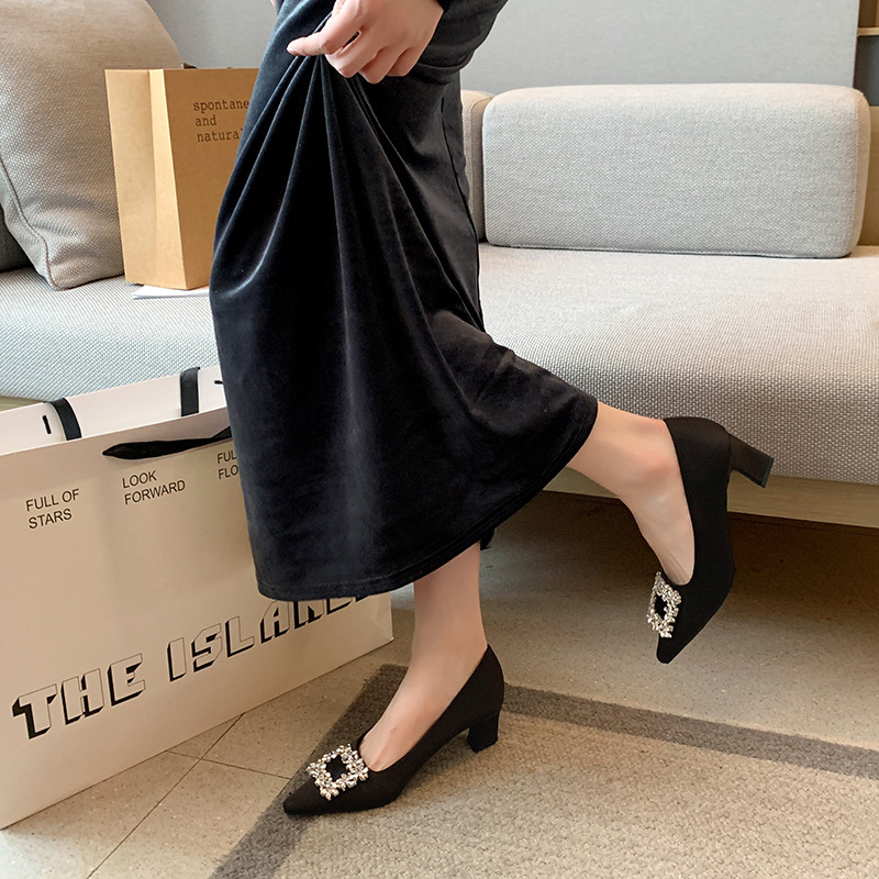 حذاء نسائي أسود من الساتان بمق - مراجعة Women Formal Wear Heels وسعره
